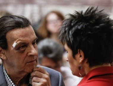 Με μαυρισμένο μάτι και ράμματα στο φρύδι ο Τ. Κουράκης στην συνεδρίαση της ΚΟ του ΣΥΡΙΖΑ στην Βουλή